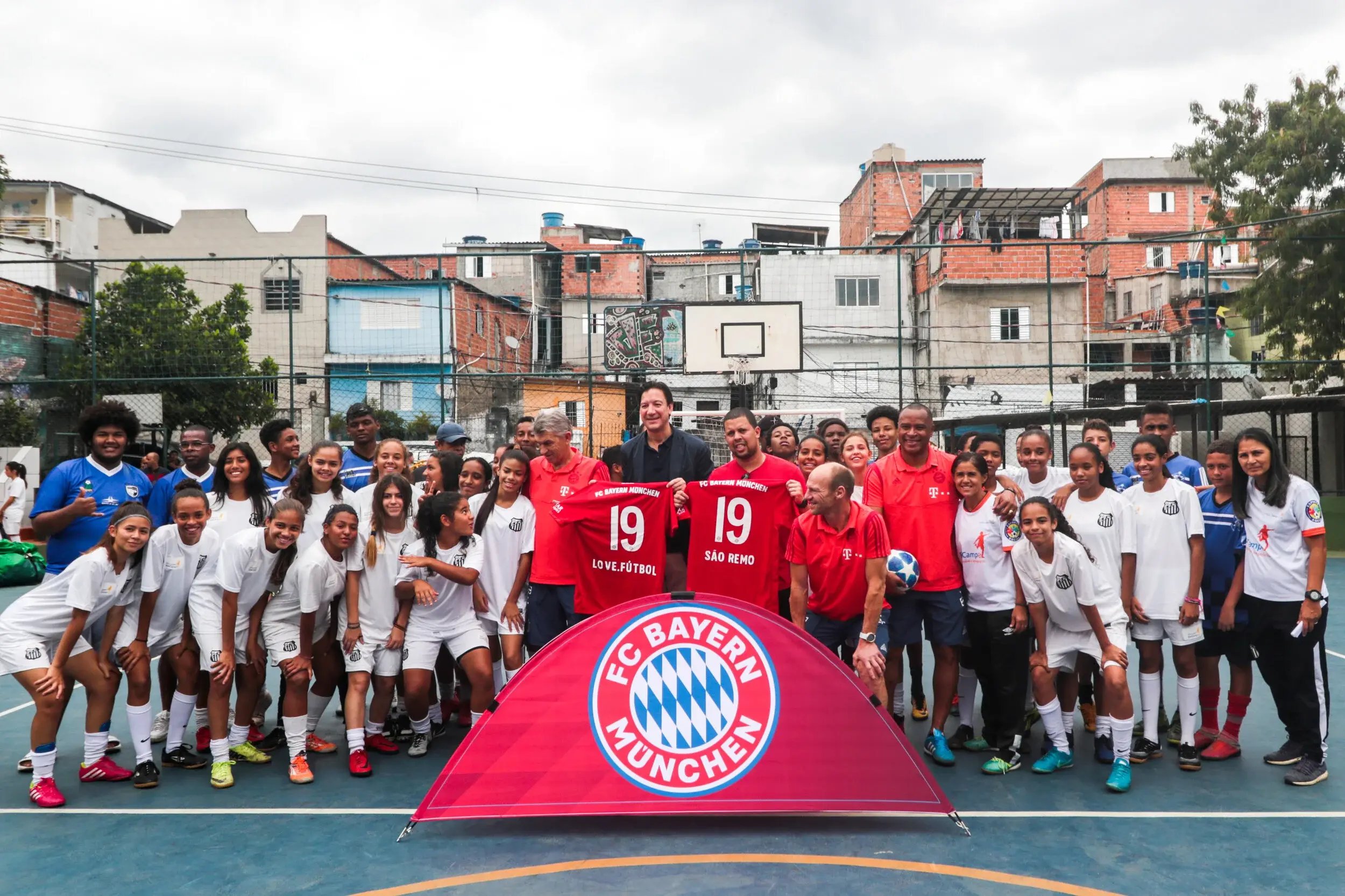 FC Bayern Munich join forces with love.fútbol to deliver coaching session to kids