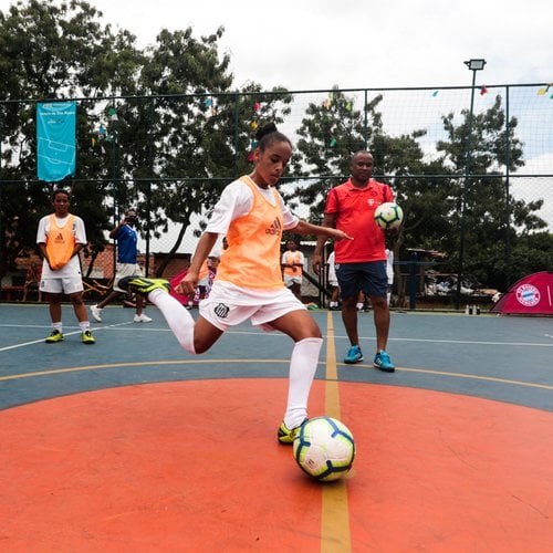 FC Bayern Munich join forces with love.fútbol to deliver coaching session to kids