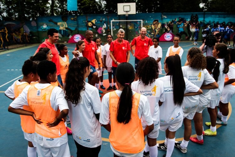 FC Bayern Munich join forces with love.fútbol to deliver coaching session to kids