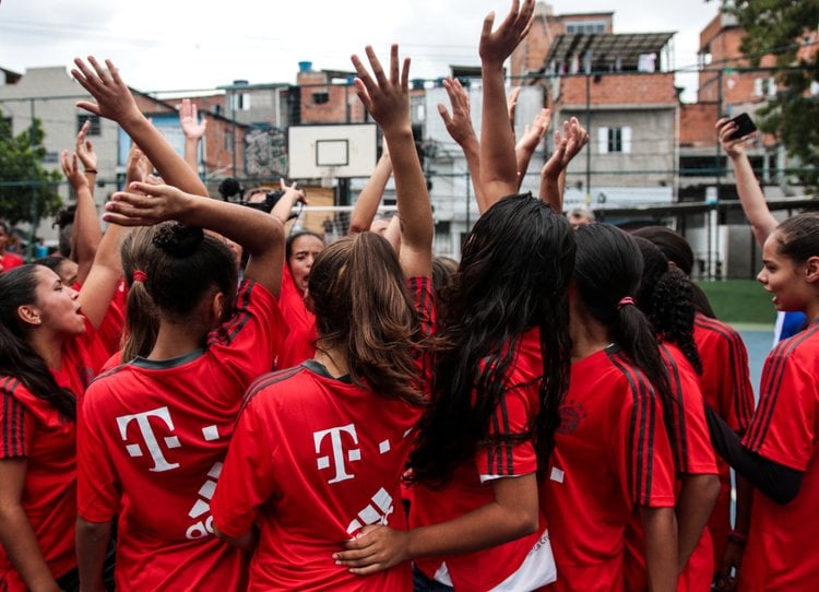 FC Bayern Munich join forces with love.fútbol to deliver coaching session to kids