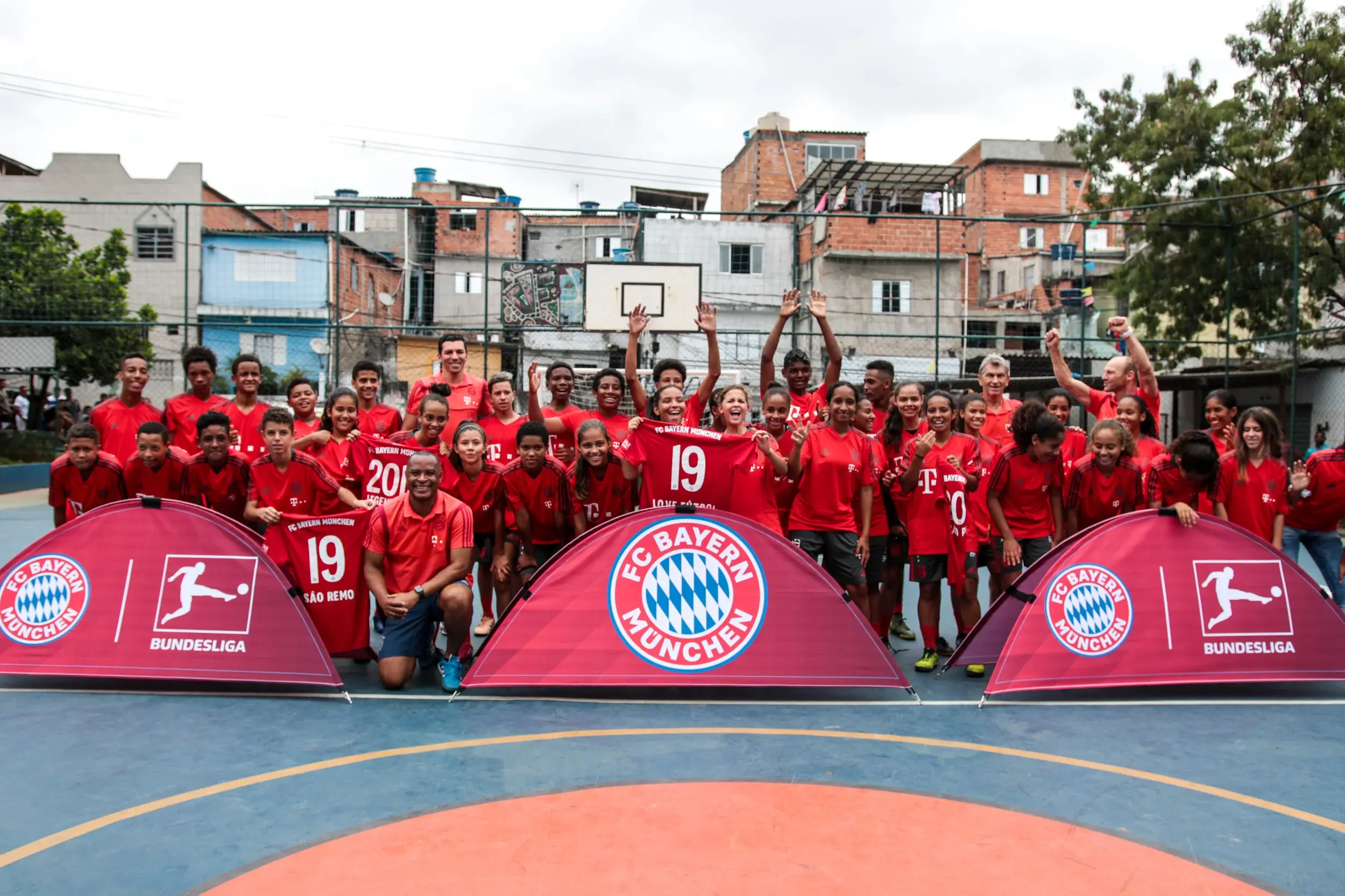 FC Bayern Munich join forces with love.fútbol to deliver coaching session to kids